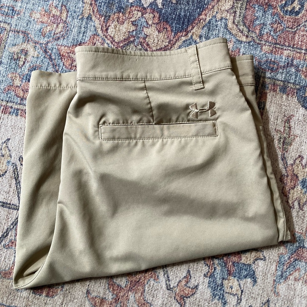 Men’s Under Armour Heat Gear Khaki Shorts, Size 34